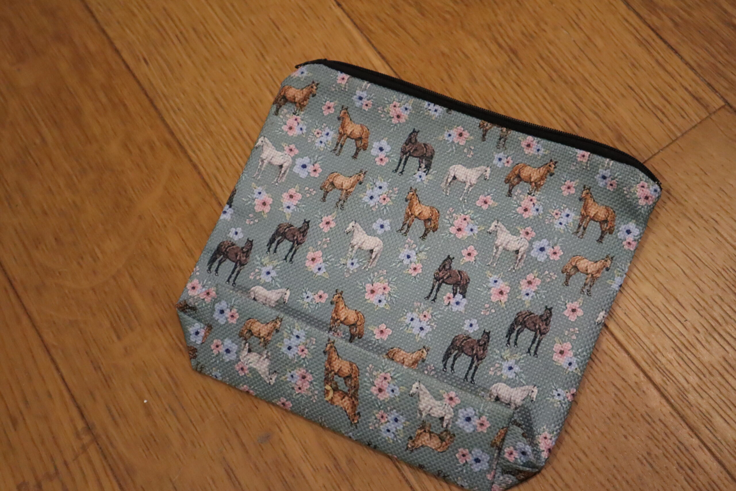 Pochette bleue, imprimé chevaux et fleurs