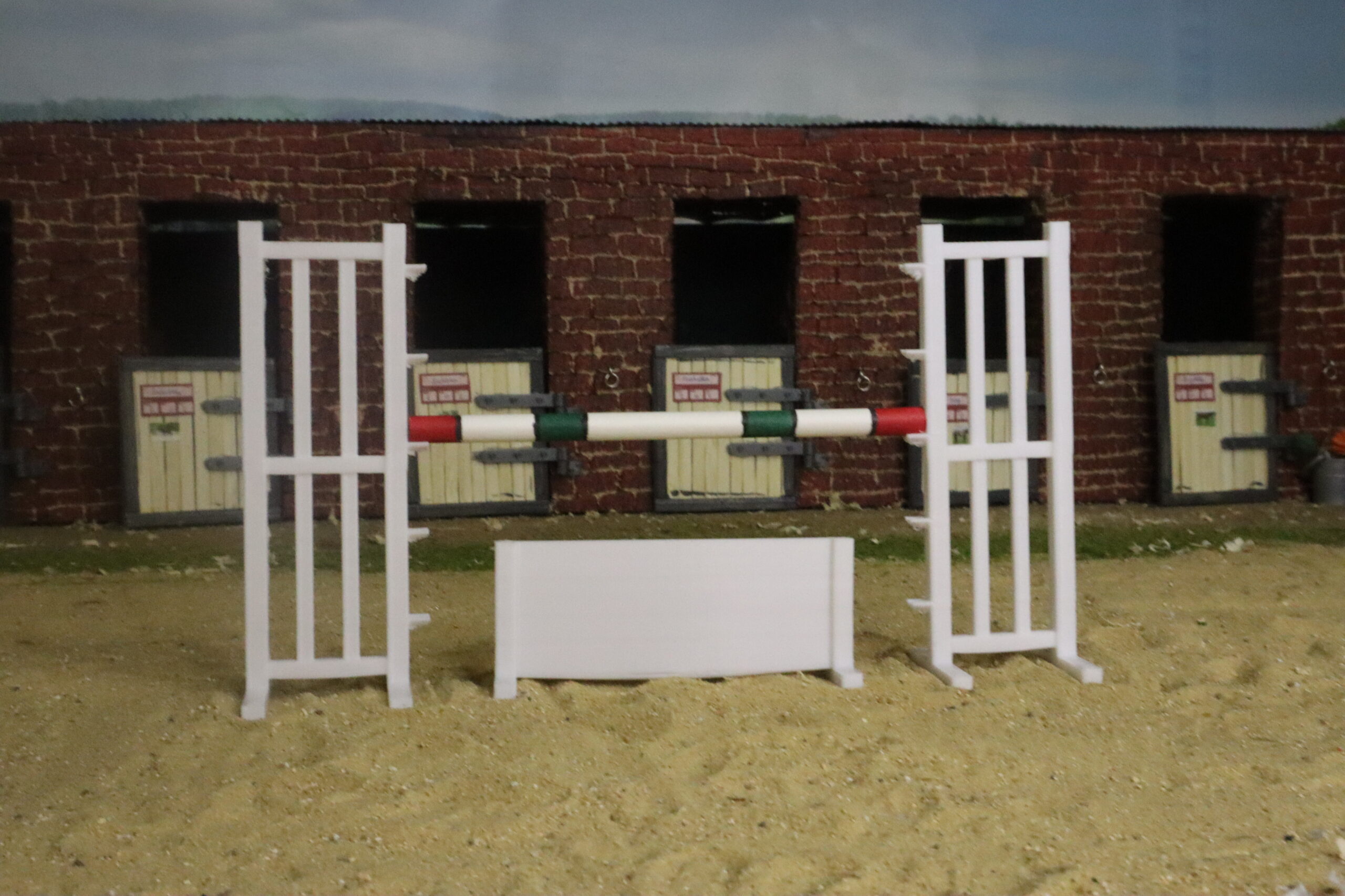 Chandeliers Blancs avec sous bassement – Image 2