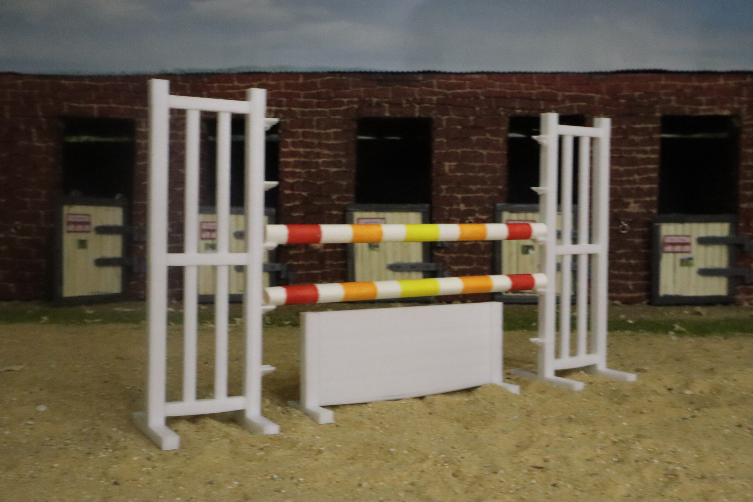 Chandeliers Blancs avec sous bassement – Image 3