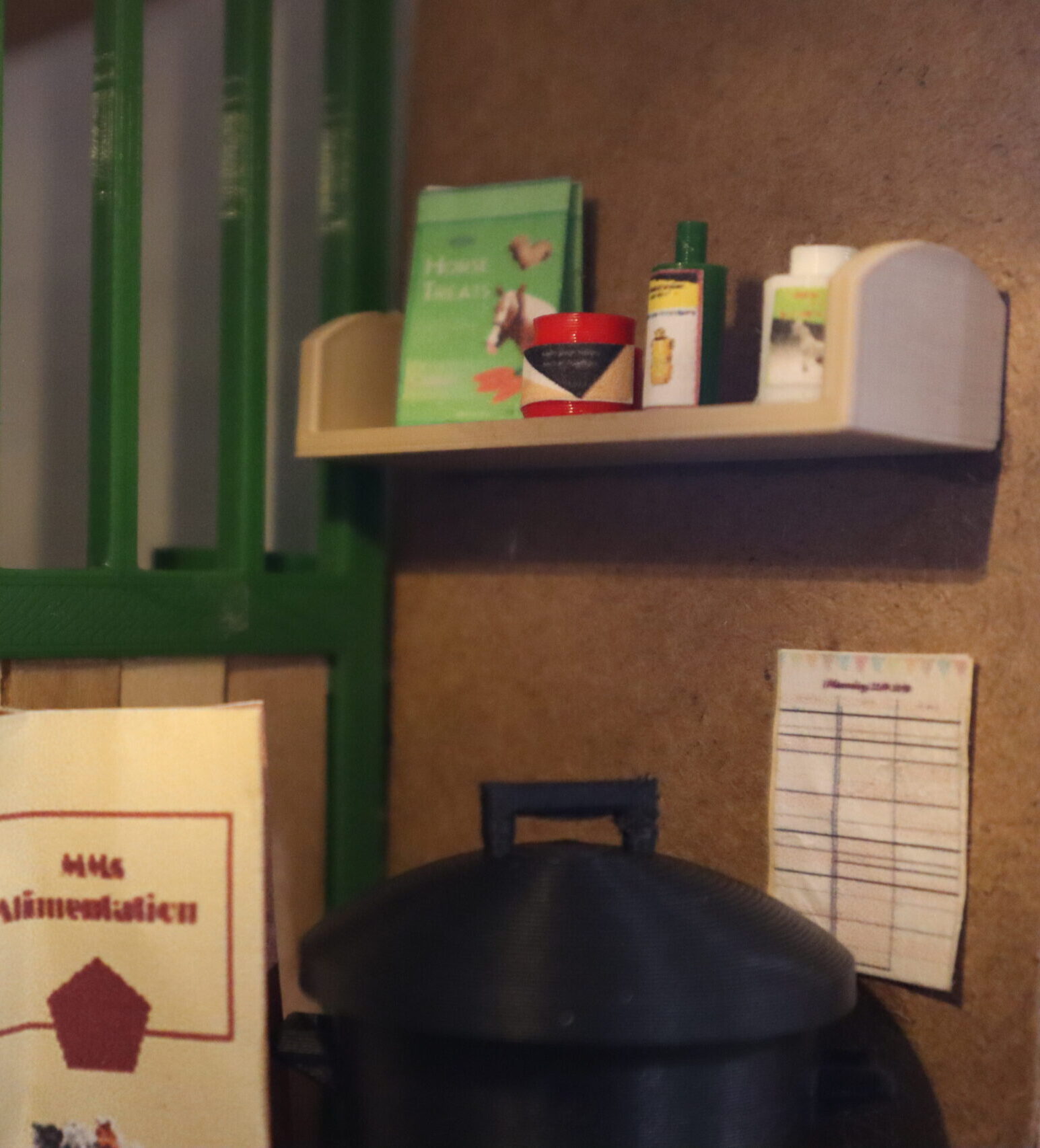 Etagère avec produits et sac de friandises