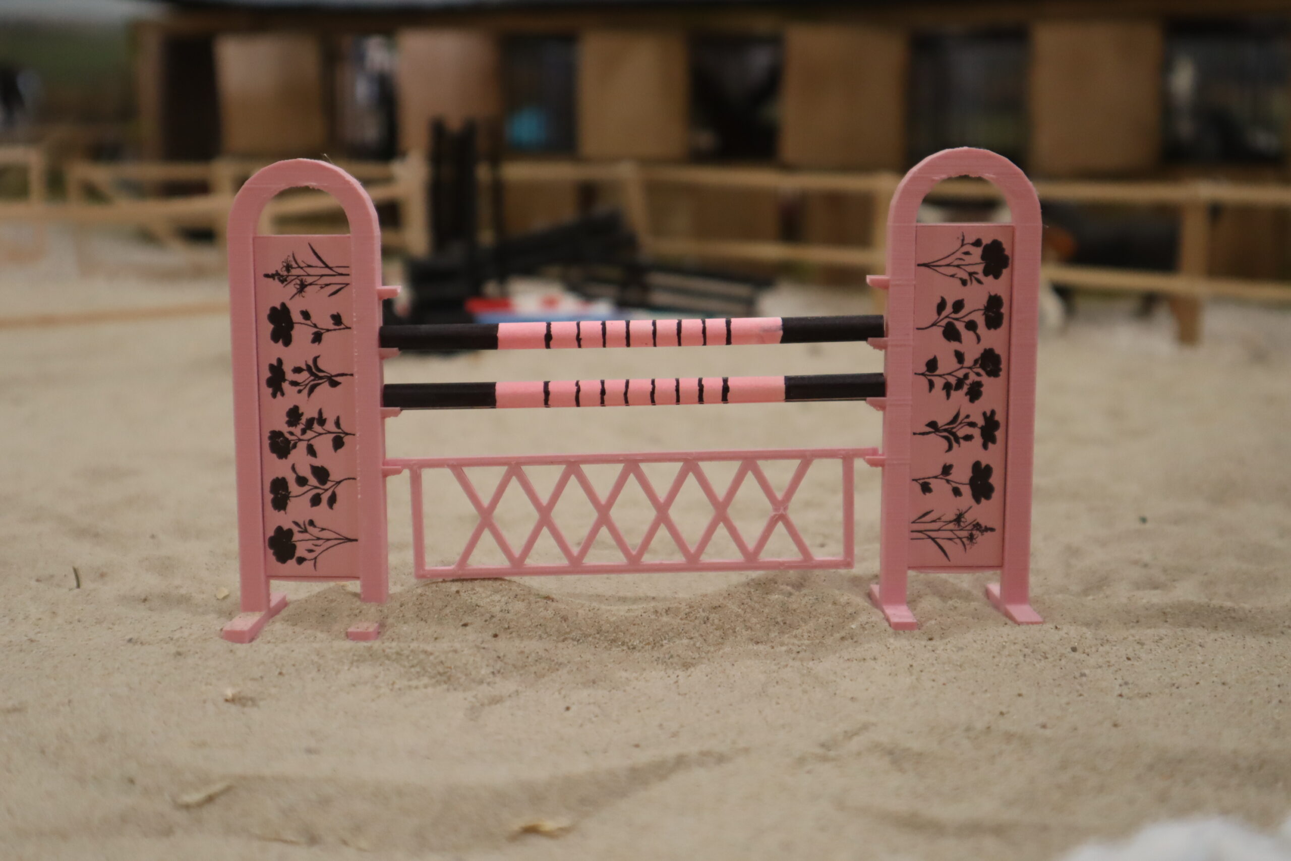 Obstacle rose à fleurs noires