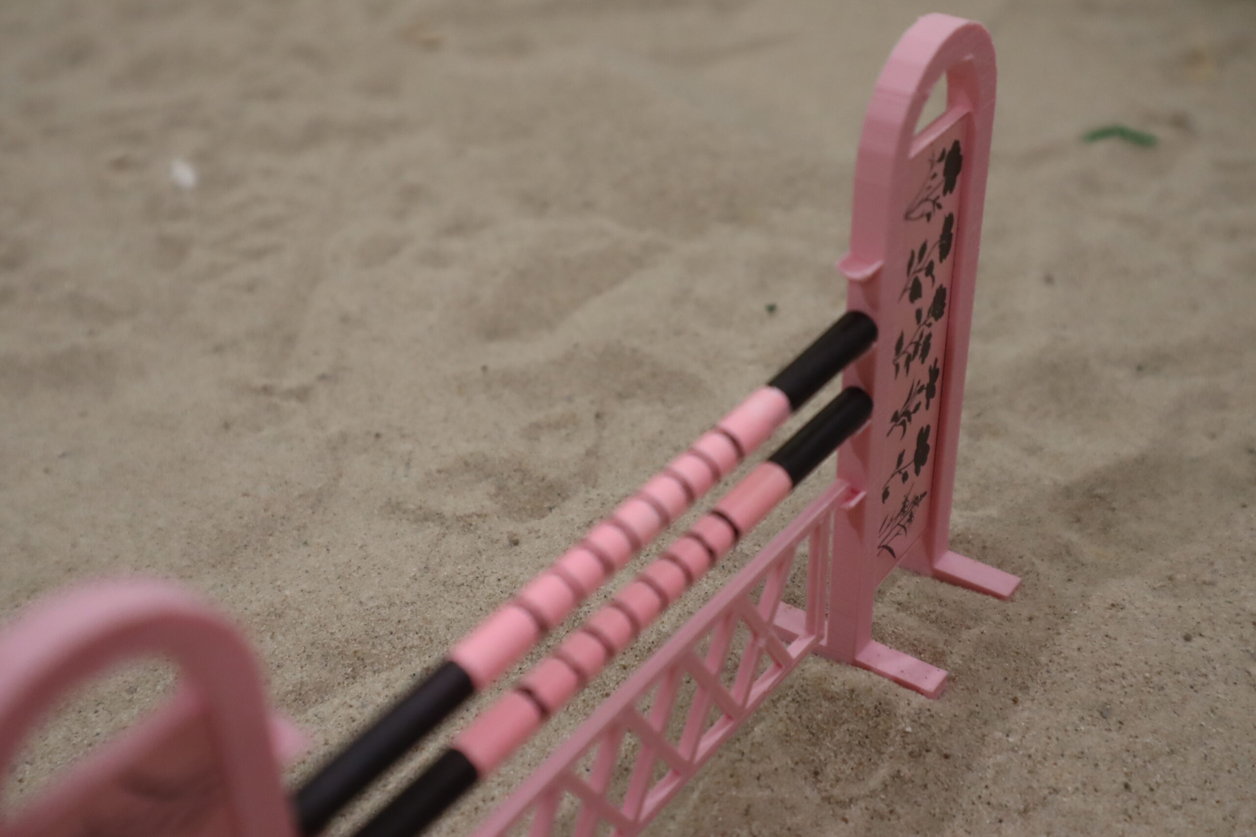 Obstacle rose à fleurs noires – Image 5